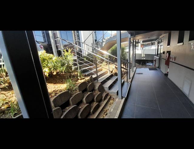 126M² OFFICE TO LET IN WESTVILLE